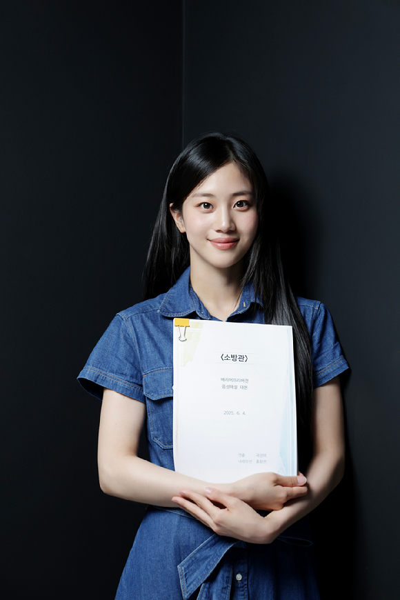 배우 홍화연이 영화 '소방관' 배리어프리버전 녹음에 참여하고 있다. [사진=(사)배리어프리영화위원회]