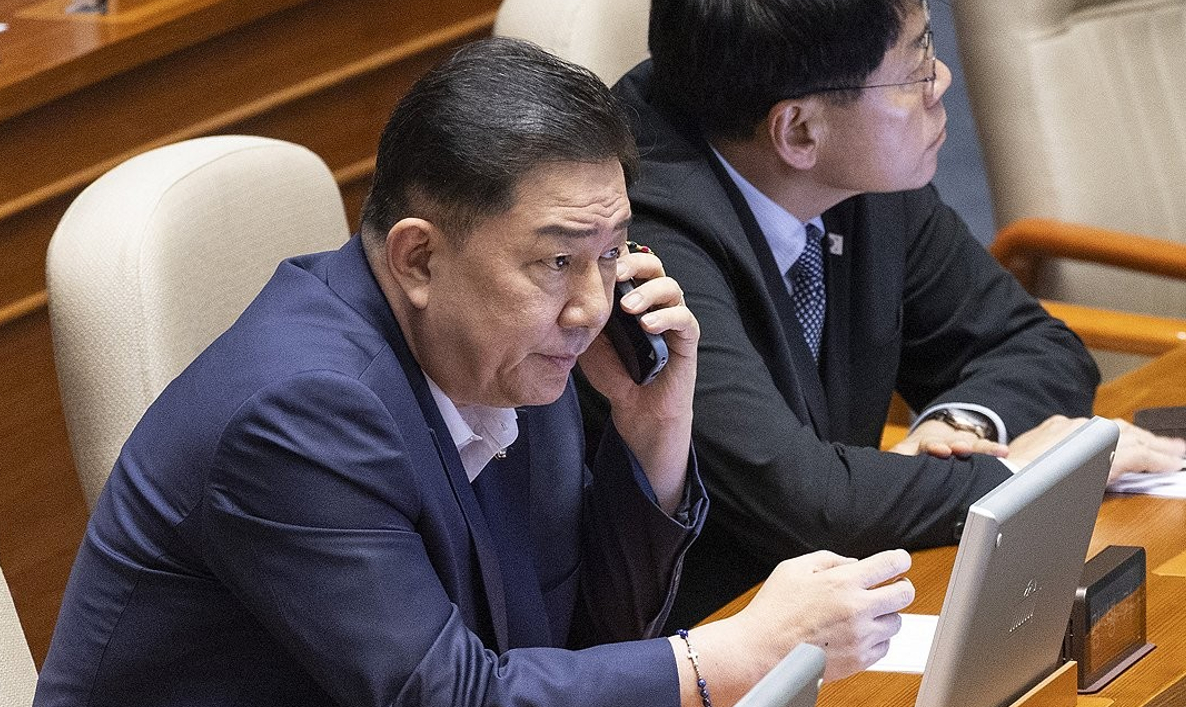 무소속 김병기 의원이 지난 6월 18일 국회에서 열린 6월 임시국회 3차 본회의 도중 전화를 받고 있다. 2026.6.18 [사진=연합뉴스]