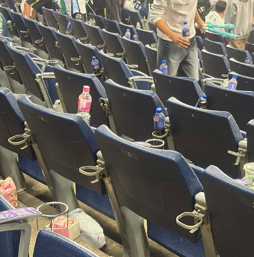 야구장 단체 관람을 온 학생들이 쓰레기를 치우지 않고 떠났다는 글이 화제가 됐다. [사진=스레드 캡처]