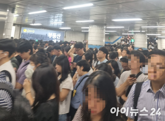  4일 오전 출근길 열차 지연으로 지하철 2호선 신림역에 빼곡히 이용객들이 들어차 있다. [사진=설래온 기자 ]
