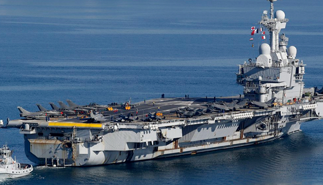 지난 21일 (현지시간) 아랍에미리트(UAE)의 프랑스 군부대를 방문한 에마뉘엘 마크롱 프랑스 대통령. [사진=AFP/연합뉴스]