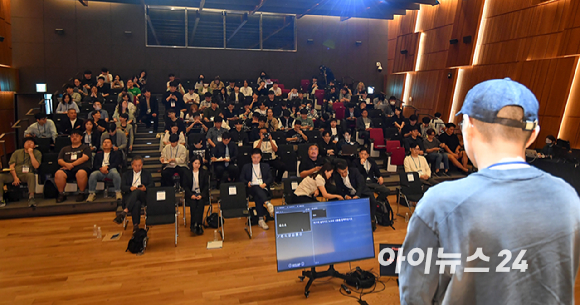 제4회 아이뉴스24 ICT 포럼 '장르 플랫폼 파괴적 혁신: 게임 개척자에게 노하우를 듣다' 라는 주제로 22일 오후 서울 중구 페럼타워 페럼홀에서 열렸다. 정상원 문화체육관광부 콘텐츠정책국장이 축사를 하고 있다. [사진=곽영래 기자]
