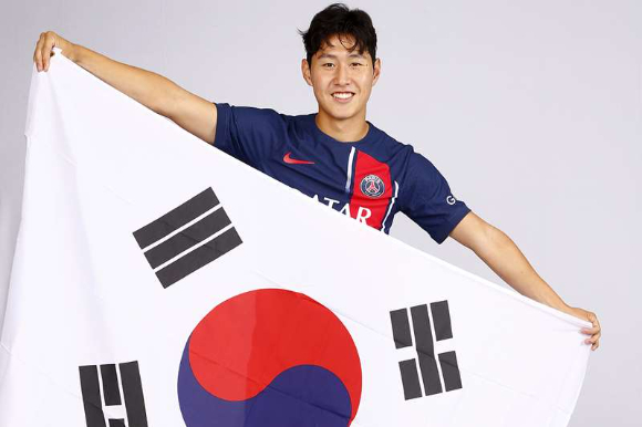 한국 축구의 미래 이강인이 PSG에 입단하며 새로운 도전을 준비한다. [사진=PSG 홈페이지 캡처]