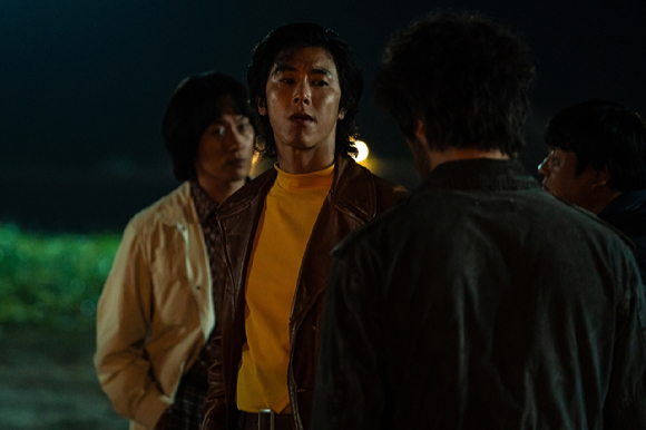 정윤호(유노윤호)가 디즈니+ '파인: 촌뜨기들'에서 열연하고 있다. [사진=트디즈니 컴퍼니 코리아]