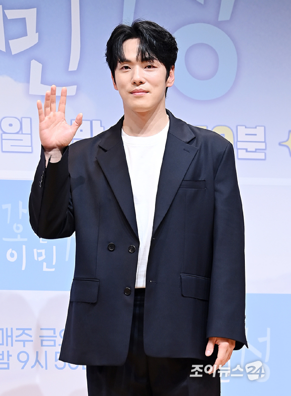 배우 김정현이 16일 서울 여의도 KBS 아트홀에서 열린 KBS 2TV 신규 예능 '가는정 오는정 이민정' 제작발표회에서 포토타임을 갖고 있다. [사진=곽영래 기자]