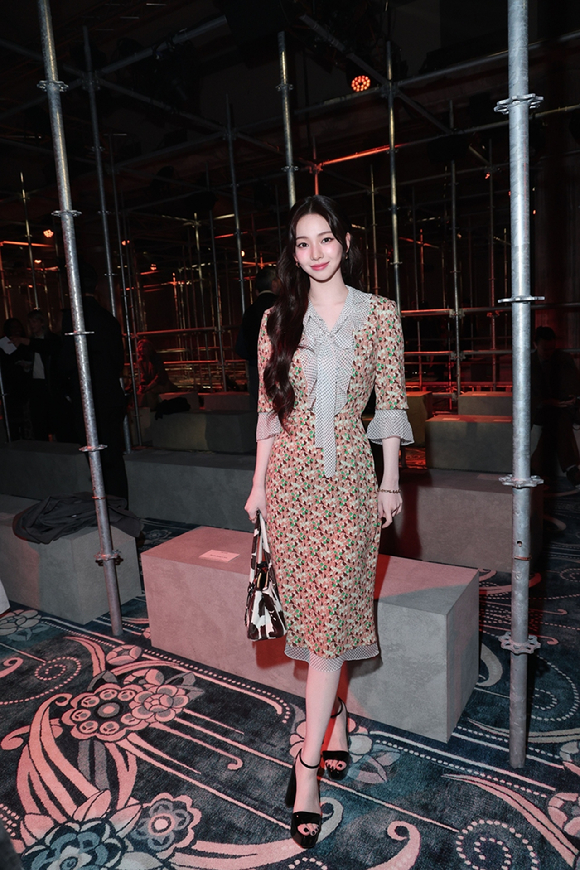 에스파 카리나가 밀라노 패션위크에서 빛나는 존재감을 뽐내고 있다. [사진=SM엔터테인먼트]