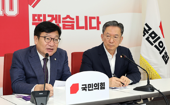 국민의힘 정점식 원내대표(왼쪽)가 8일 국회에서 정성호 법무부 장관을 만나 얘기를 나누고 있다. 2026.7.8 [사진=연합뉴스]