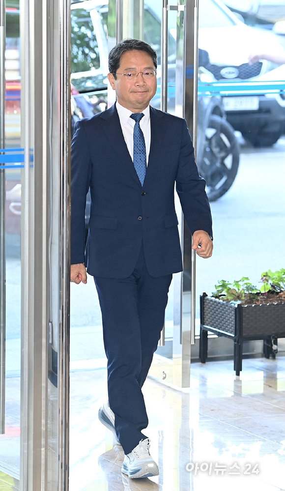 김승원 법무부 장관 후보자가 3일 오전 서울 종로구 적선현대빌딩에 마련된 인사청문회 준비사무실로 출근하고 있다. [사진=곽영래 기자]