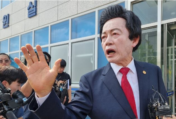 본인이 운영하는 종교시설 '하늘궁'의 여성 신도들로부터 성추행 혐의로 고소당한 허경영 국가혁명당 명예대표가 지난해 7월 19일 오후 경기도 의정부시 금오동 경기북부경찰청에서 입장을 발표 후 취재진의 질문에 답하고 있다. [사진=연합뉴스]