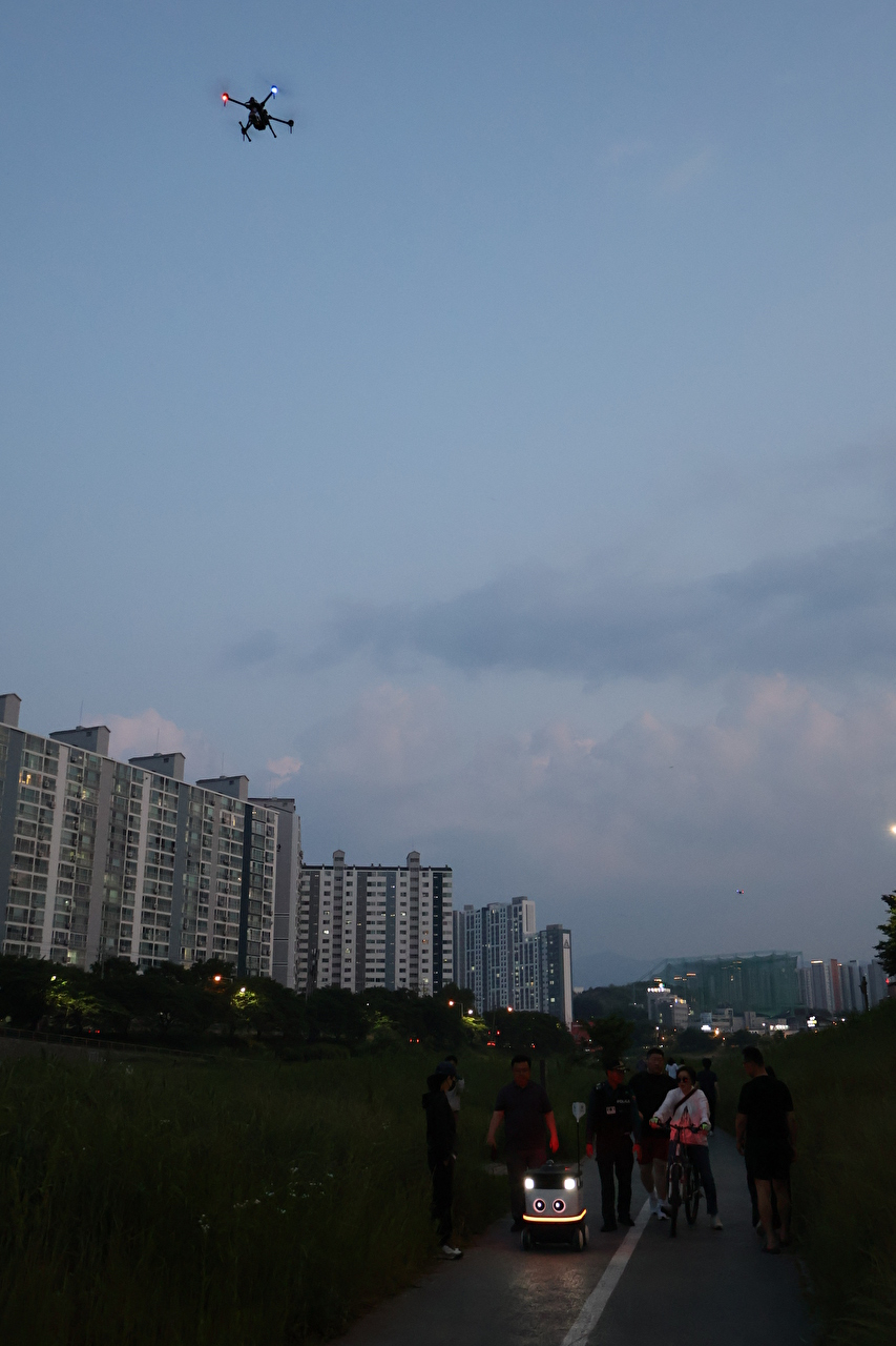전주대 경찰학과 박종승 교수 연구팀이 개발한 순찰로봇(가운데)과 경찰 수색 드론 [사진=전주대 박종승 교수팀]