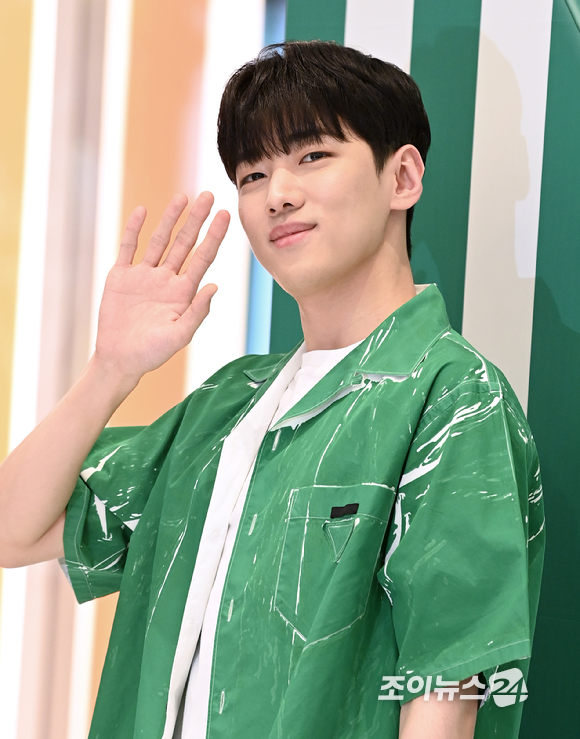 가수 DKZ 재찬이 13일 오후 서울 여의도 더 현대 서울에서 프라다 트로피코 팝업 스토어 오픈 기념 포토행사에서 포즈를 취하고 있다. [사진=김성진 기자]