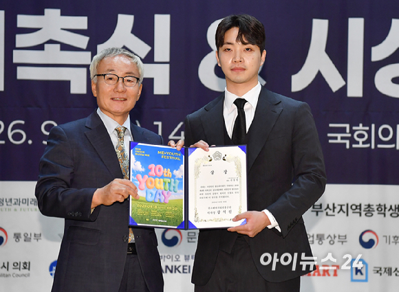 박동석 아이뉴스24 사장이 9일 서울 여의도 국회 의원회관에서 열린 제10회 대한민국 청년의날 축제 조직위원 위촉식 & 시상식에서 신동인 정도파트너스그룹 대표에게 중소벤처기업진흥공단상을 시상하고 있다. [사진=곽영래 기자]