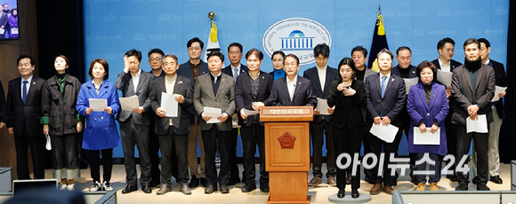 더불어민주당 재선의원들이 12일 오전 서울 여의도 국회에서 헌법재판소 선고 촉구 기자회견을 하고 있다. [사진=곽영래 기자]