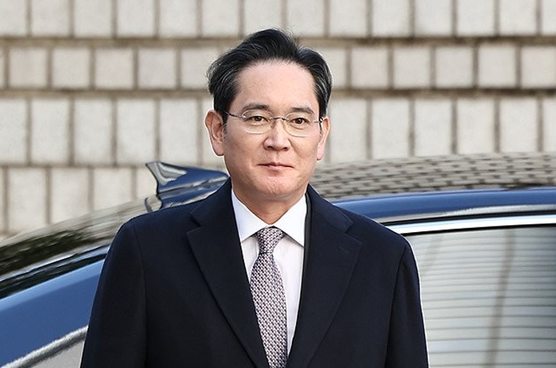 부당합병·회계부정 혐의로 재판에 넘겨진 이재용 삼성전자 회장에게 무죄가 확정됐다. 대법원 3부(주심 오석준 대법관)는 17일 자본시장법상 부정거래행위·시세조종, 업무상 배임 등 혐의로 기소된 이 회장에게 전부 무죄를 선고한 원심 판결을 확정했다. 사진은 지난 2월 3일 서울 서초구 서울고법에서 열린 부당합병·회계부정 혐의 항소심 선고공판에 출석하는 이재용 삼성전자 회장. 2025.7.17 [사진=연합뉴스]