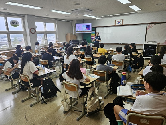 구미경찰서가 학생들에게 '딥페이크 성착취물 제작과 배포' 관련 특별 예방교육을 실시하고 있다.. [사진=구미경찰서]