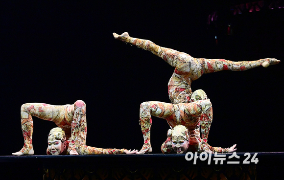 15일 오후 서울 잠실종합운동장 내 빅탑에서 열린 태양의서커스 '쿠자(KOOZA)' 프레스 컨퍼런스에서 배우들이 환상적인 무대를 선보이고 있다. [사진=정소희 기자]