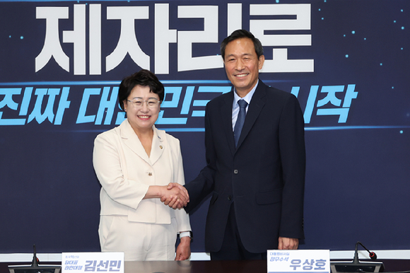 이재명 더불어민주당 대표가 지난 2024년 8월 21일 오후 서울 여의도 국회에서 조국 조국혁신당 대표를 예방. 기념촬영을 하고 있다. [사진=곽영래 기자]