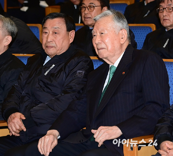 이중근 부영그룹 회장이 5일 서울 중구 세종대로 부영태평빌딩에서 열린 2026년 부영그룹 시무식 및 출산장려지원 행사에서 출산장려지원금 혜택을 받은 직원 자녀에게 인사하고 있다. [사진=정소희 기자]