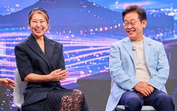 이재명 대통령(오른쪽)이 아리랑 국제방송 '케이팝 더 넥스트 챕터(K-Pop:The Next Chapter)' 프로그램에 출연해 넷플릭스 애니메이션 '케이팝 데몬 헌터스'(케데헌) 매기 강 감독(왼쪽) 등과 만났다. [사진=대통령실]