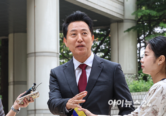 오세훈 서울시장이 10일 서울 서초구 서울중앙지방법원에서 열린 '명태균 여론조사 의혹' 사건 1심 속행 공판에 출석하고 있다. [사진=사진공동취재단 ]