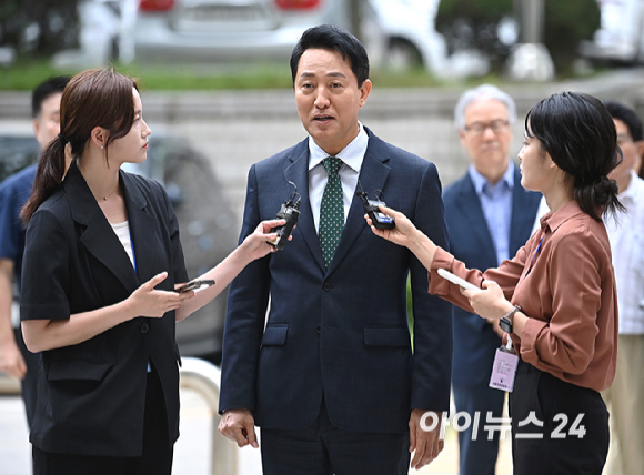 여론조사비 대납 의혹'을 받는 오세훈 서울시장이 28일 서울 서초구 서울고등법원에서 열린 항소심 2차 공판에 출석하고 있다. [사진=곽영래 기자]