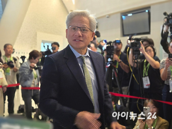 젠슨 황 엔비디아 최고경영자(CEO)가 31일 경북 경주 예술의전당 원화홀에서 기자들과 질의응답을 하고 있다. [사진=최란 기자]