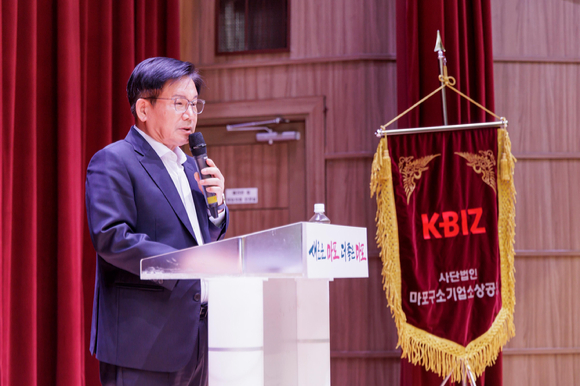 박강수 마포구청장이 마포구 소기업소상공인 2기 출범식에서 인사말을 하고 있다. [사진=마포구]