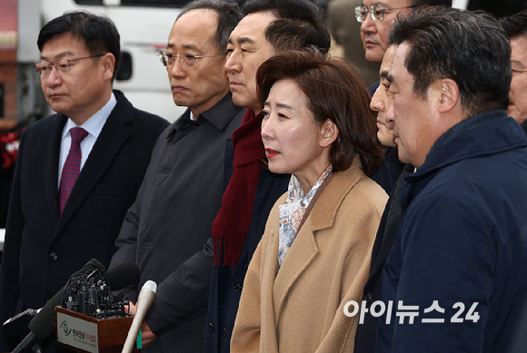 김기현 국민의힘 의원을 비롯한 소속당 의원들이 25일 오후 서울 종로구 헌법재판소에서 열린 대통령 탄핵심판 최종 변론에 참관하기 위해 입장하며 발언하고 있다. [사진=사진공동취재단]