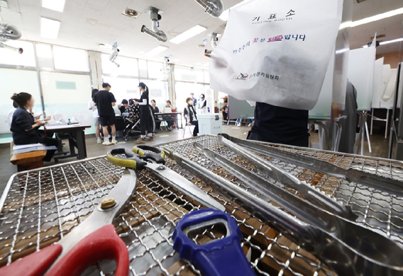 제21대 대통령선거 투표일인 3일 경기도 광명시 한 음식점에 마련된 소하2동 제4투표소에서 유권자들이 투표하고 있다. 2025.6.3 [사진=연합뉴스]