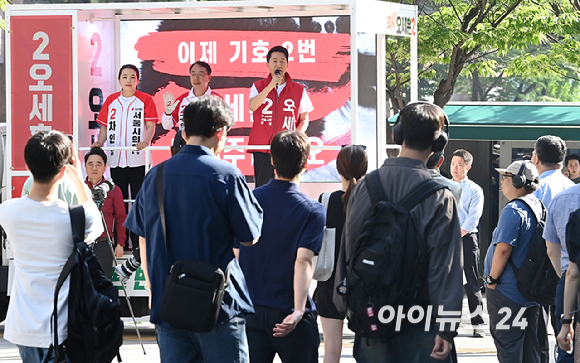 오세훈 국민의힘 서울시장 후보가 2일 서울 여의도역 인근에서 시민들에게 출근길 인사를하고 있다. [사진=곽영래 기자]