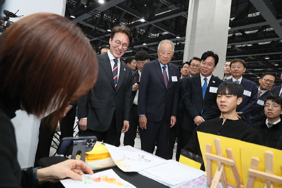 (왼쪽으로부터 두번째)김민석 국무총리와 (오른쪽 끝)류진 한경협 회장이 21일 코엑스마곡 컨벤션센터에서 열린 '2025 상생협력 채용박람회'에 참석해 취업응원 카드를 전달한 뒤 청년들과 기념촬영을 하고 있다. [사진=한국경제인협회]