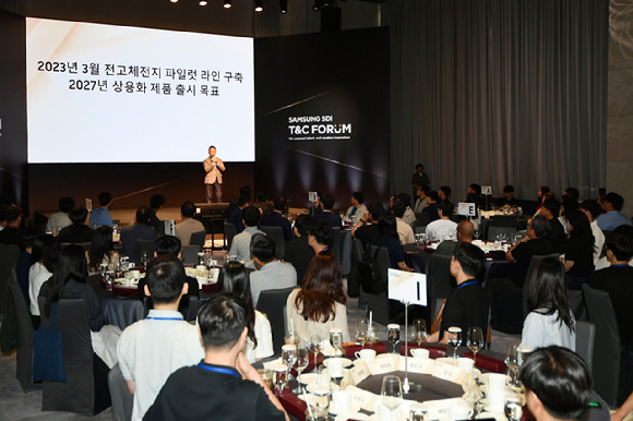 삼성SDI가 18일에 개최한 'Tech & Career Forum'에서 최윤호 사장이 환영사를 발표하고 있다. [사진=삼성SDI]