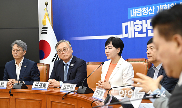 전현희 더불어민주당 3대 특검 대응 특별위원장이 1일 오전 국회에서 열린 김건희특검 파견검사 조기 복귀 요구 및 특검 진행상황 관련 회의에서 모두발언을 하고 있다. [사진=곽영래 기자]