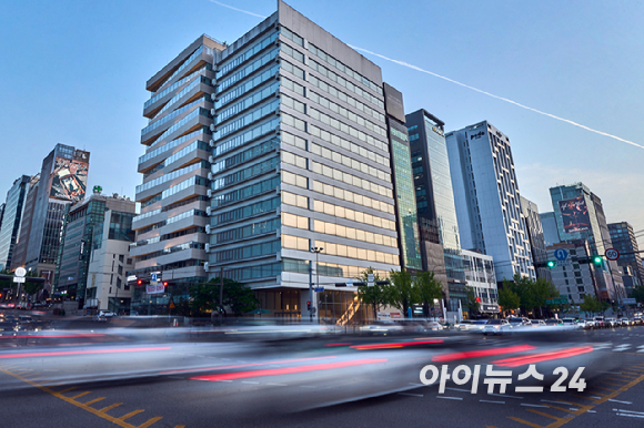 수면 전문 브랜드 시몬스가 서울 강남구 도산대로 일대에서 2026 브랜드 캠페인을 전개한다. 6일 도산대로의 고층 빌딩 사이로 신규 브랜드 캠페인 '라이프 이즈 컴포트(LIFE IS COMFORT)' 영상이 상영되고 있다. [사진=정소희 기자]