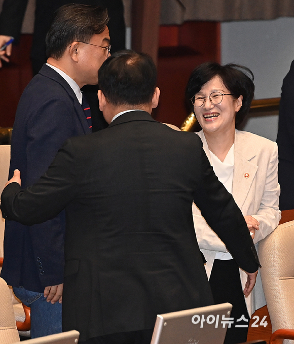 원민경 여성가족부 장관이 10일 서울 여의도 국회에서 열린 본회의에 앞서 의원들과 대화를 하고 있따. [사진=곽영래 기자]