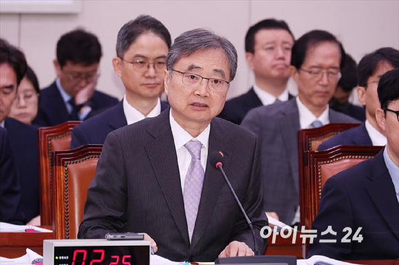 조현 외교부 장관이 13일 서울 여의도 국회에서 열린 외교통일위원회 국정감사에서 의원 질의에 답하고 있다. [사진=곽영래 기자]