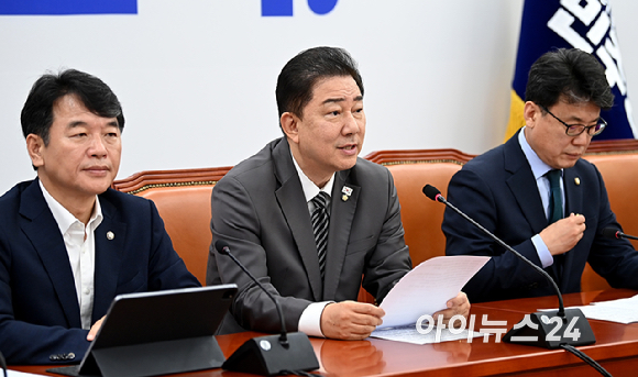 김병기 더불어민주당 당대표 직무대행 겸 원내대표가 8일 국회에서 열린 원내대책회의에서 발언하고 있다. [사진=곽영래 기자]