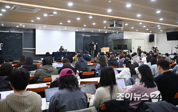 민희진 오케이 레코즈 대표가 25일 서울 종로구 교원 챌린지홀에서 열린 언론 기자회견에서 발언하고 있다. [사진=곽영래 기자]