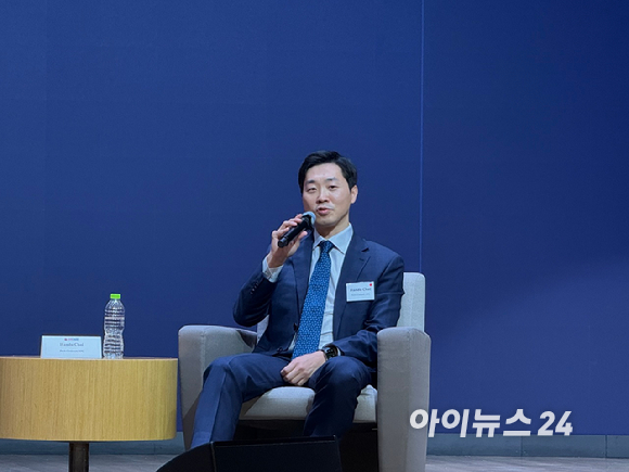 제임스 김 암참 회장 겸 대표이사가 30일 서울 중구 대한상공회의소 국제회의장에서 열린 대한상의-암참 비즈니스 세미나에서 인사말을 하고 있다. [사진=정현지 인턴기자]