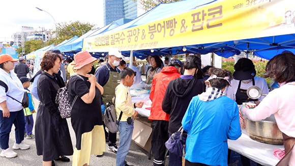 죽림사에서 칼국수, 붕어빵, 팝콘을 시민들에게 나눠주고 있다. [사진=경북언론인불자회]