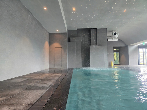 소노캄 경주 실외 풀장에서 보는 보문호수. [사진=박은경 기자]