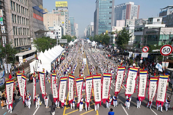 인천 부평구 명물인 제27회 풍물대축제가 오는 22일~24일까지 3일간 부평역과 부평시장역을 잇는 부평대로 곳곳에서 펼쳐진다. 사진은 지난해 풍물대축제 행사 모습. [사진=부평구]