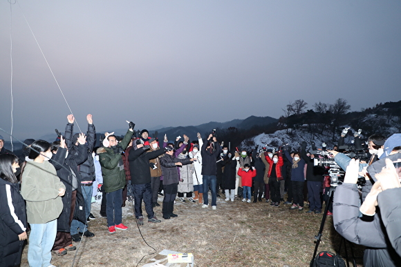 2024년 1월 1일 오전 7시 삼년산성에서 ‘2024년 갑진년 해맞이 행사’가 열린다. 사진은 지난해 행사 모습. [사진=보은군]