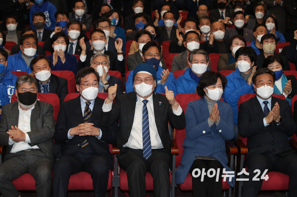 더불어민주당 이낙연 총괄선대위원장과 송영길 대표, 윤호중 원내대표, 추미애 명예선대위원장 등 당 지도부가 9일 오후 서울 여의도 국회 의원회관 개표 상황실에서 방송 3사 출구조사 결과를 지켜보며 환호하고 있다. [사진=정소희 기자]