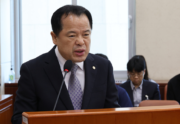 위철환 선관위원장 직무대행이 23일 국회에서 열린 투표용지 부족사태 등 국민참정권 침해 진상규명 및 선거관리 개혁을 위한 국정조사 특위 전체회의에서 업무보고를 하고 있다. 2026.6.23 [사진=연합뉴스]