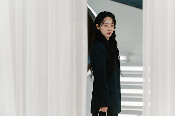 배우 신혜선이 넷플릭스 시리즈 '레이디 두아' 인터뷰에 앞서 포즈를 취하고 있다. [사진=넷플릭스]