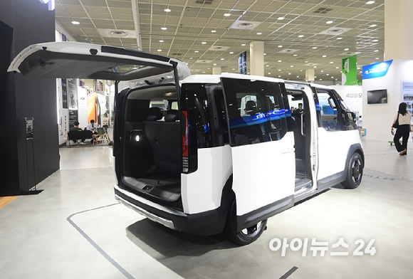 전기차, 전기 이륜차, 전기식 건설기계 등 친환경 이동수단의 미래를 한눈에 볼 수 있는 'EV 트렌드 코리아 2026'이 25일 서울 강남구 코엑스에서 열렸다. 기아 부스에서 이달 출시된 PV5 패신저 7인승(2-2-3)이 전시되고 있다. [사진=정소희 기자]