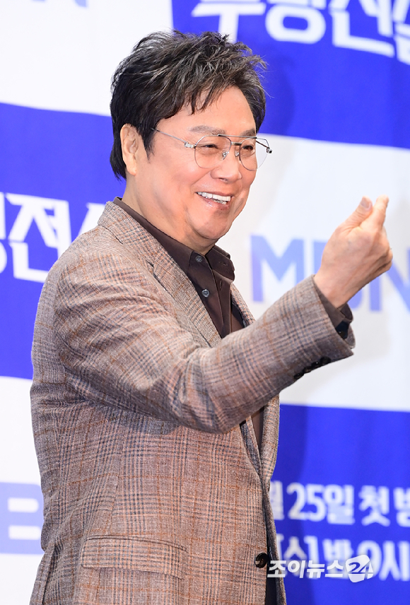 가수 남진이 25일 오후 서울 마포구 스탠포드호텔에서 열린 MBN 초대형 트롯 오디션 '무명전설-트롯 사내들의 서열전쟁' 제작발표회에 참석하고 있다.