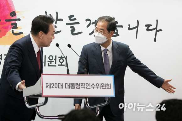 윤석열 대통령 당선인이 3일 오후 서울 종로구 통의동 대통령직인수위원회 기자회견장에서 신임 국무총리로 한덕수 전 총리를 지명 발표한 후 퇴장하고 있다. [사진=인수위사진기자단]