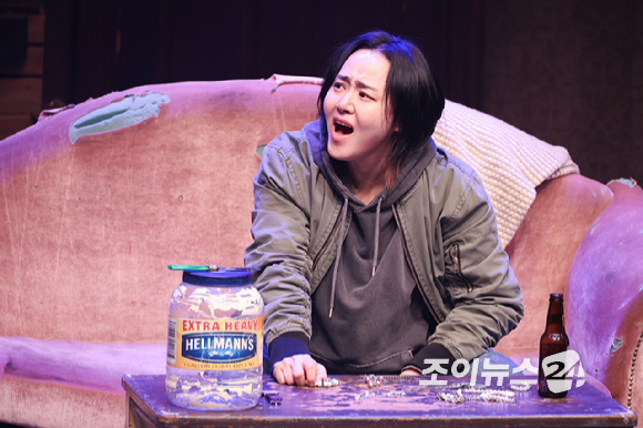 배우 문근영이 19일 오후 서울 종로구 동숭동 대학로티오엠에서 진행된 연극 '오펀스' 프레스콜에 참석해 열연을 펼치고 있다. [사진=문수지 기자]